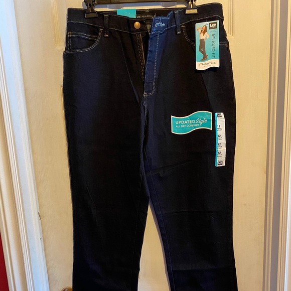 Beautiful ladies straight leg Lee jeans